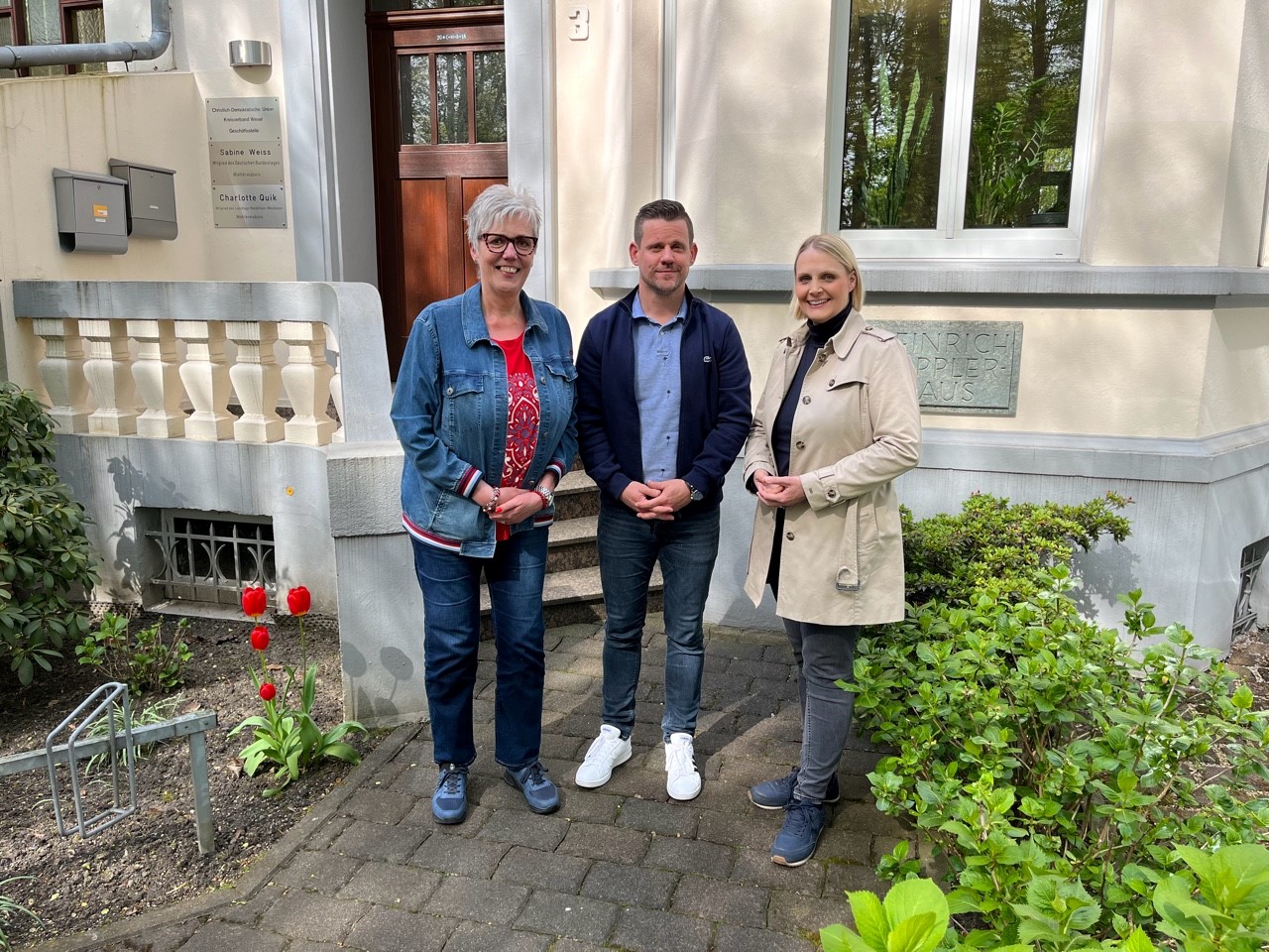 (Foto: Elmar Venohr, Wahlkreisbüro Charlotte Quik MdL)
Vor dem Wahlkreisbüro in Wesel: (v.l.) Cornelia Doernemann, Sebastian Nitz und Charlotte Quik MdL.
