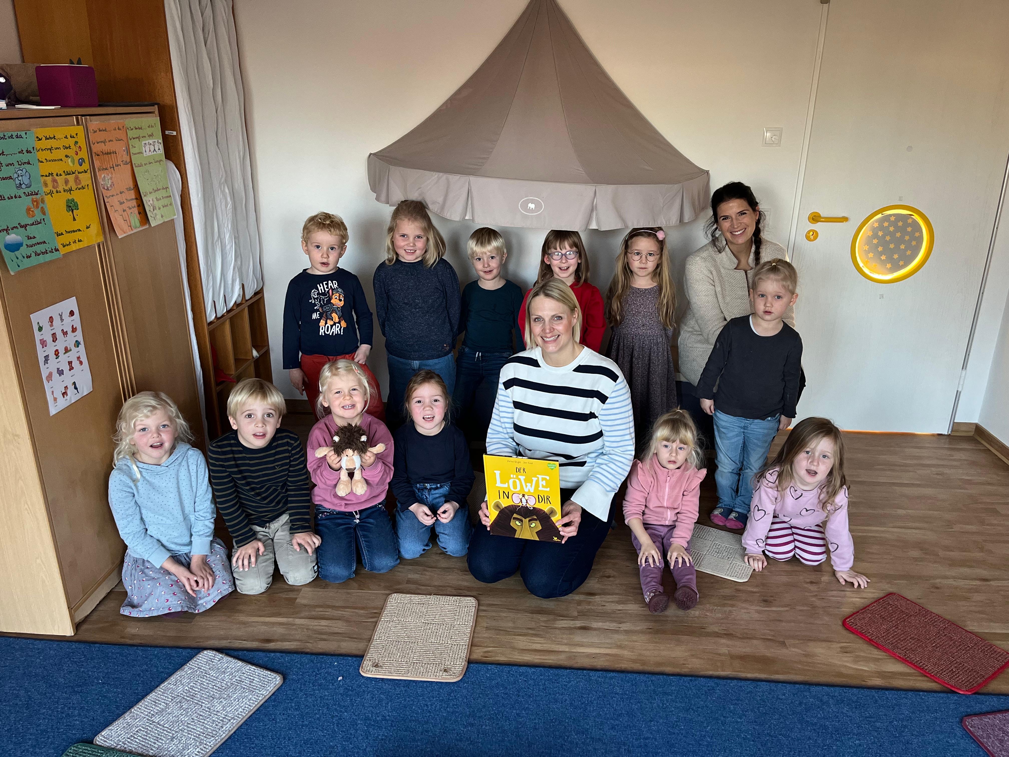 : Charlotte Quik und Kita-Leiterin Barbara Stwe mit den Kindern, die von dem Buch Der Lwe in dir in den Bann gezogen wurden. Fotos: Elmar Venohr