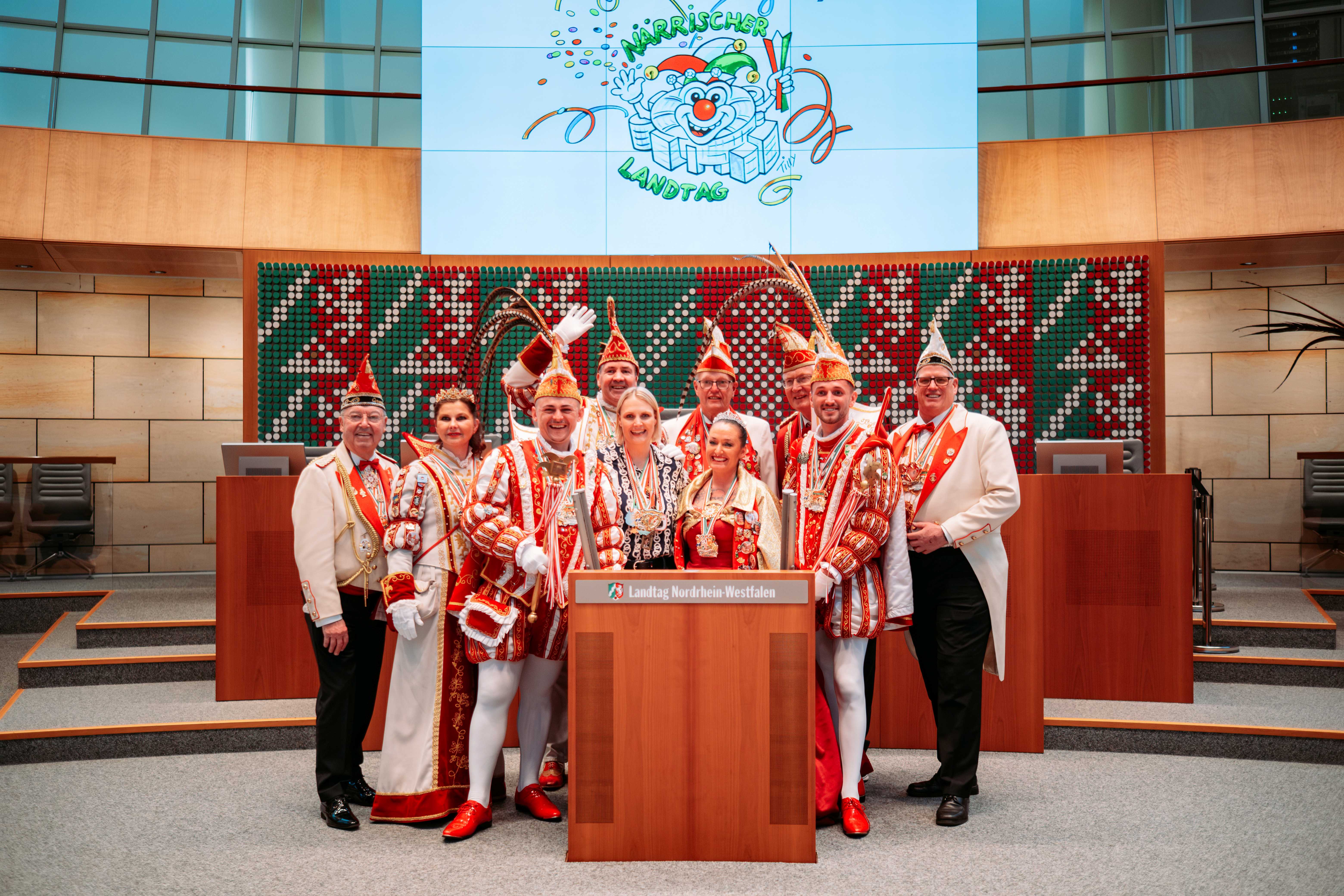 (Fotos: � B�ro Charlotte Quik MdL)     Charlotte Quik mit ihren G�sten aus Wesel, Br�nen und Dingden am Rednerpult des Plenarsaals.