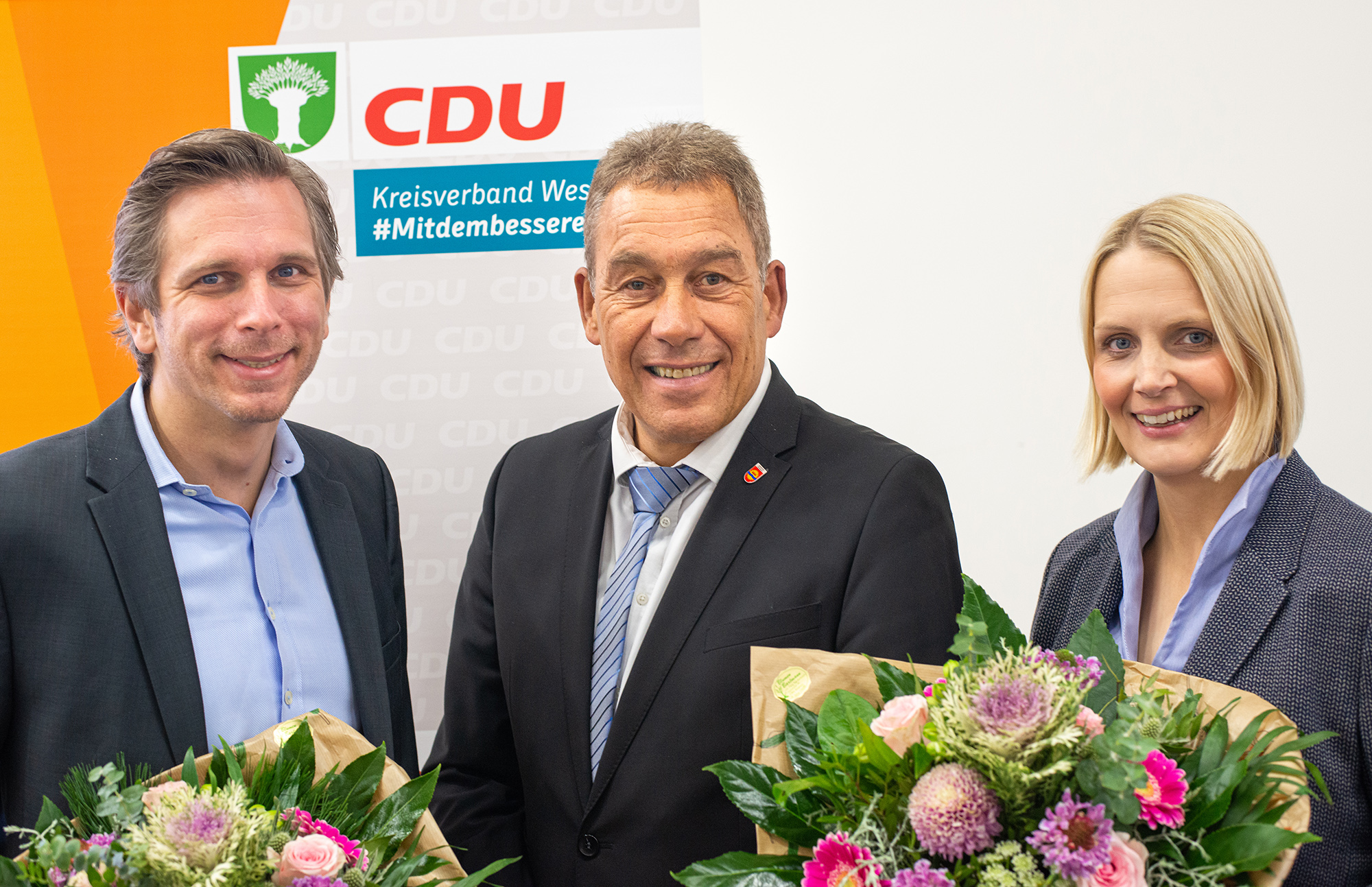 Matthias Broeckmann (Mitte) gratuliert Charlotte Quik und Sascha van Beek