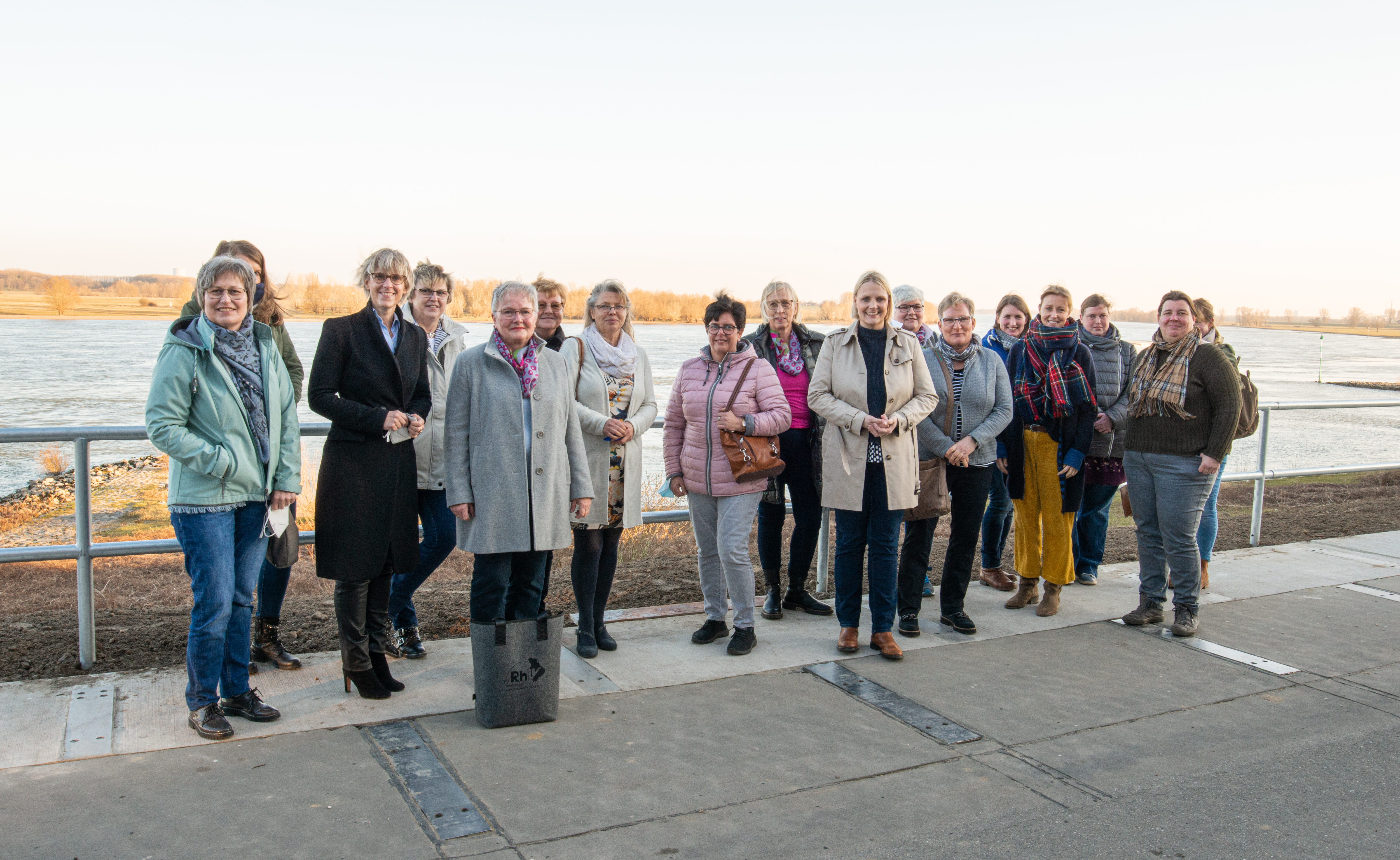 Foto (Thomas Eusterfeldhaus / CDU-Kreisverband Wesel): Gruppenfoto anlässlich des Treffens zwischen dem Team Niederrhein und den Landfrauen aus dem Kreis Wesel.